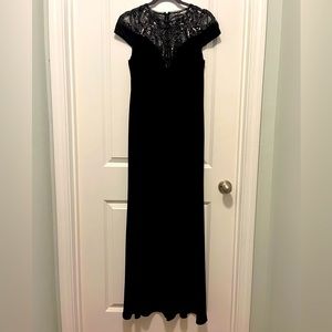 Formal Adrianna Papell size 8. Never worn full length dress with Stretch.
